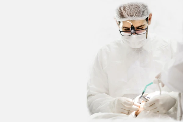 foto de um homem branco dentista no consultório fazendo tratamento em um paciente