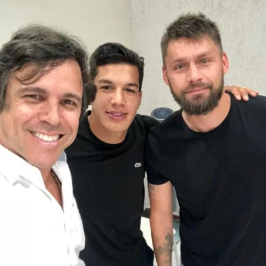 Fotografia do Dr Claudio Costa e os jogadores de futebol Romeno e Rafael Sobis